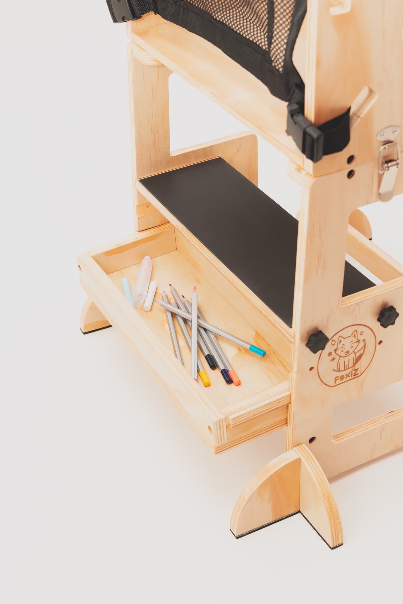 Détail du plateau et du bac à craies de la tour Montessori VersaTower