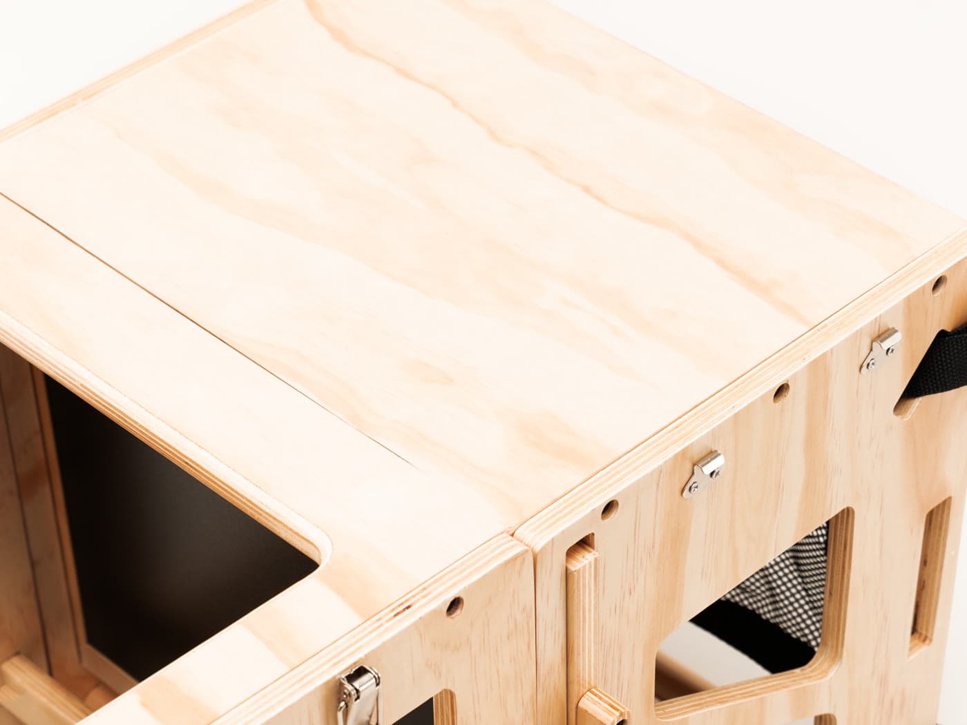 La surface de table de la VersaTower vue de dessus : les deux panneaux de bois affleurent, sans bosse au milieu