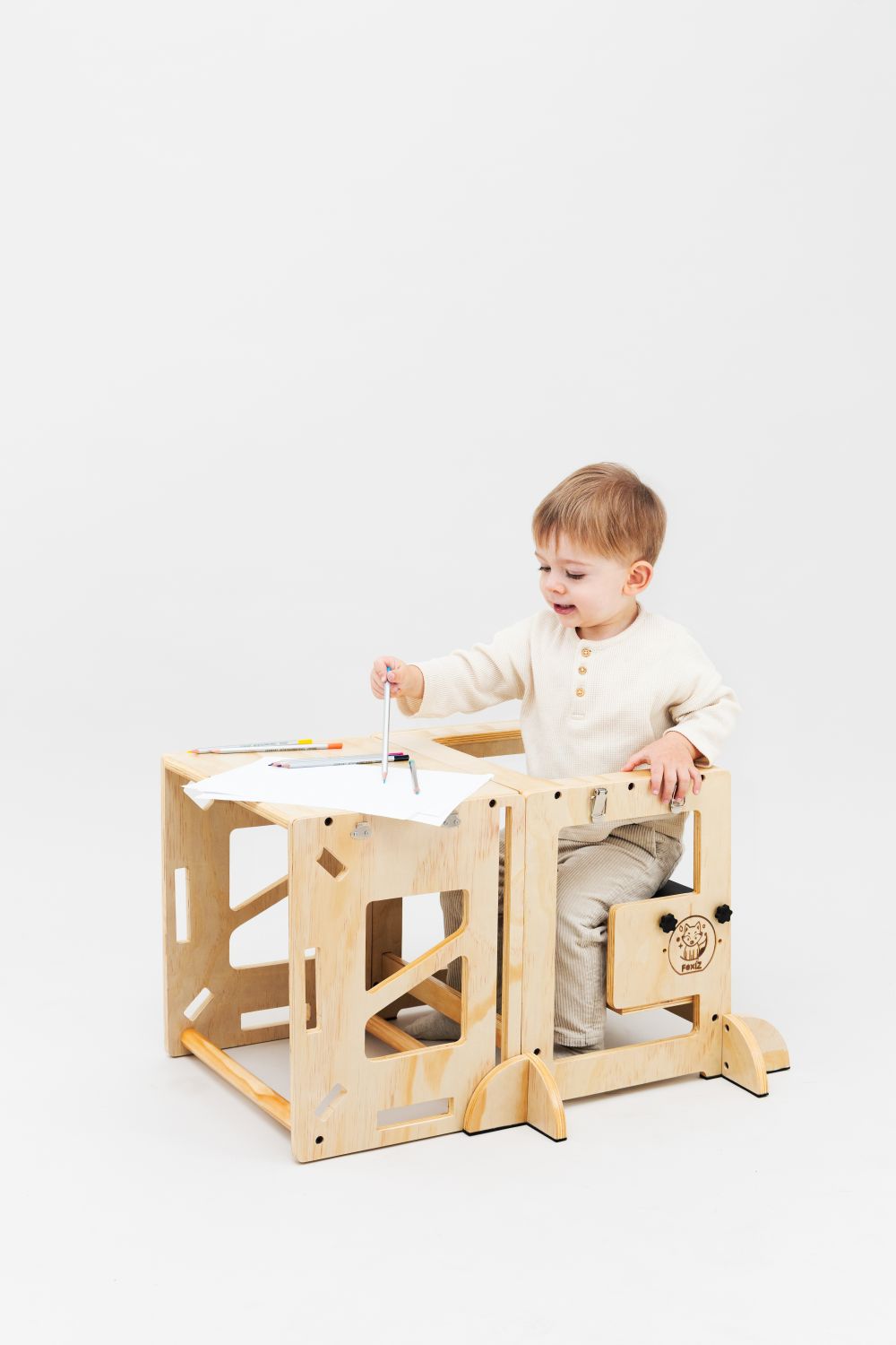 Enfant jouant en autonomie sur le plateau de la VersaTower