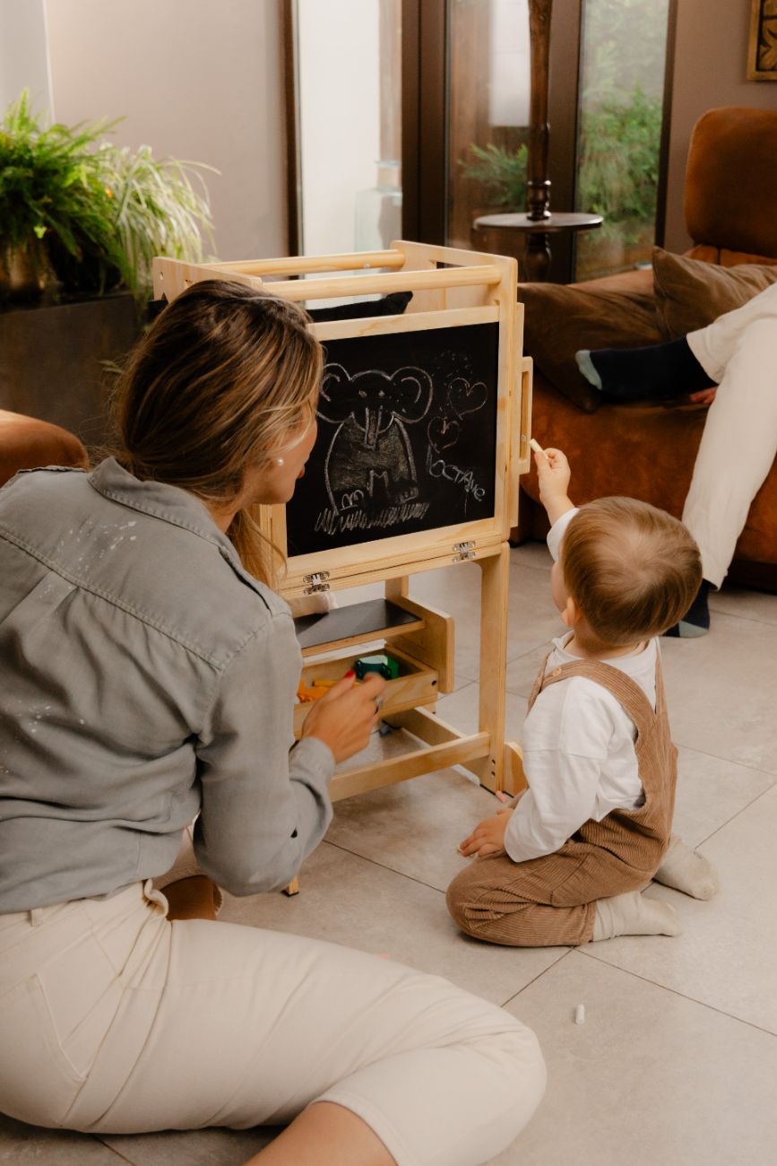Maman et enfant dessinant au tableau noir de la VersaTower