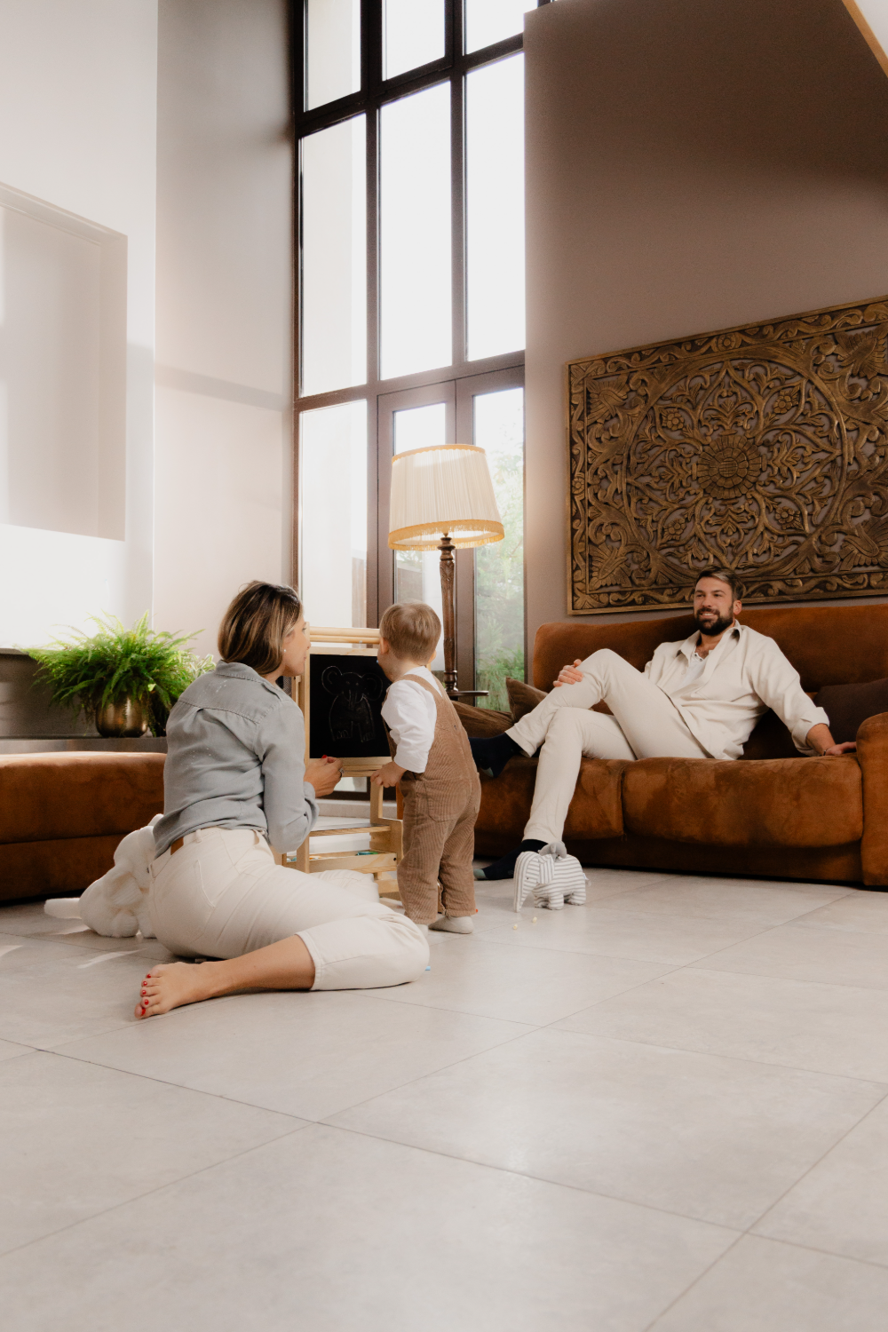 Famille réunie autour de la VersaTower dans un intérieur lumineux