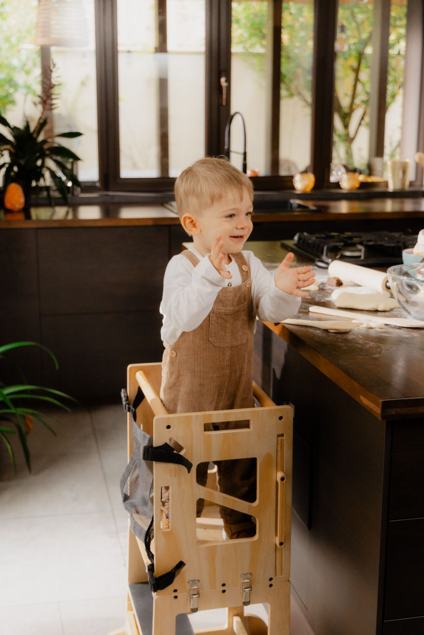 Enfant debout dans la tour d'observation VersaTower, plein de joie