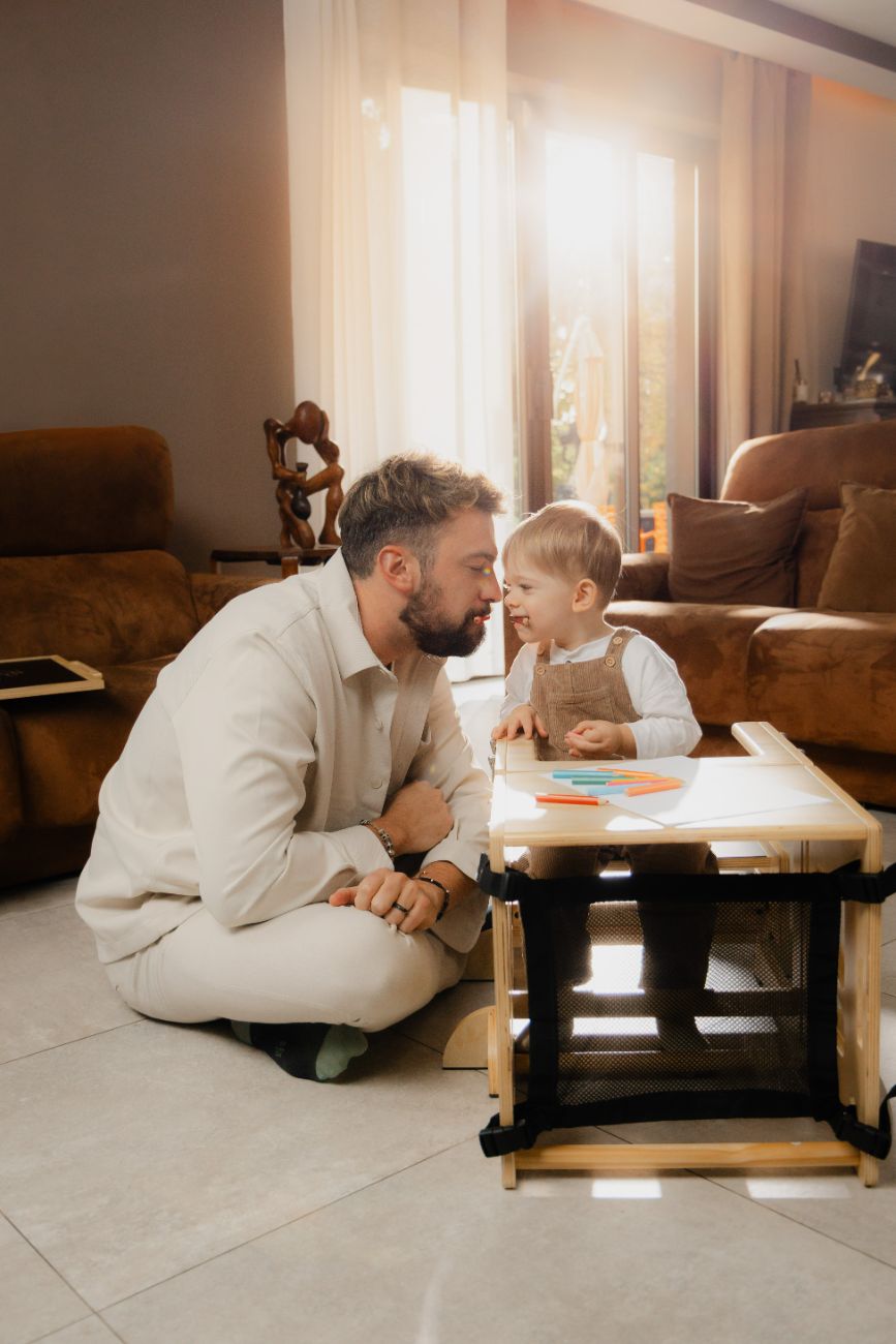 Papa et enfant en mode table et banc avec la VersaTower