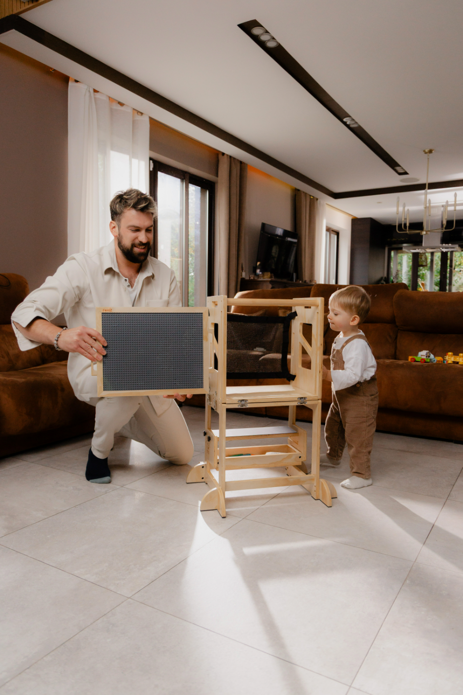 Papa transformant la VersaTower avec son enfant