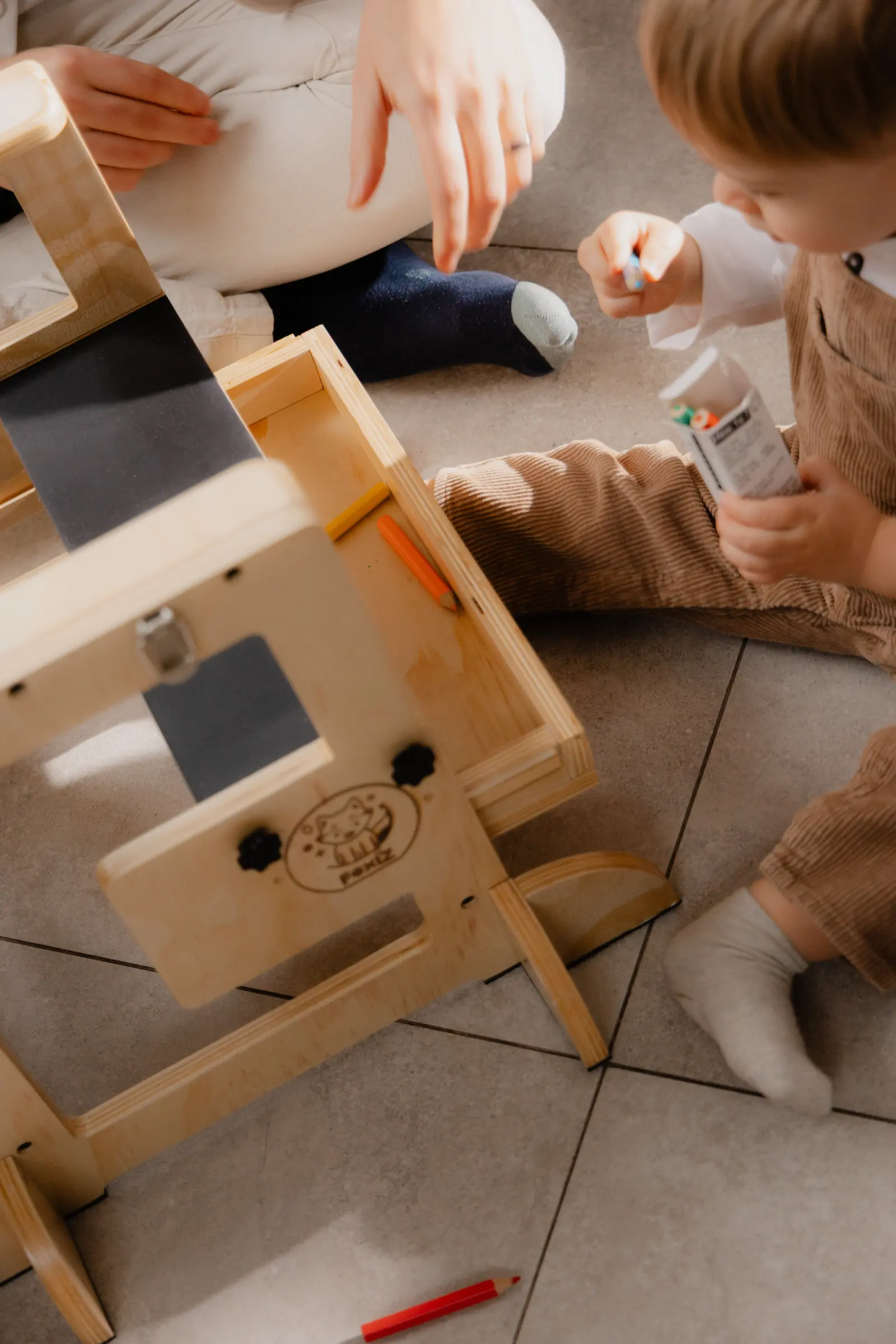 Tour d'apprentissage Montessori transformable en table et chaise