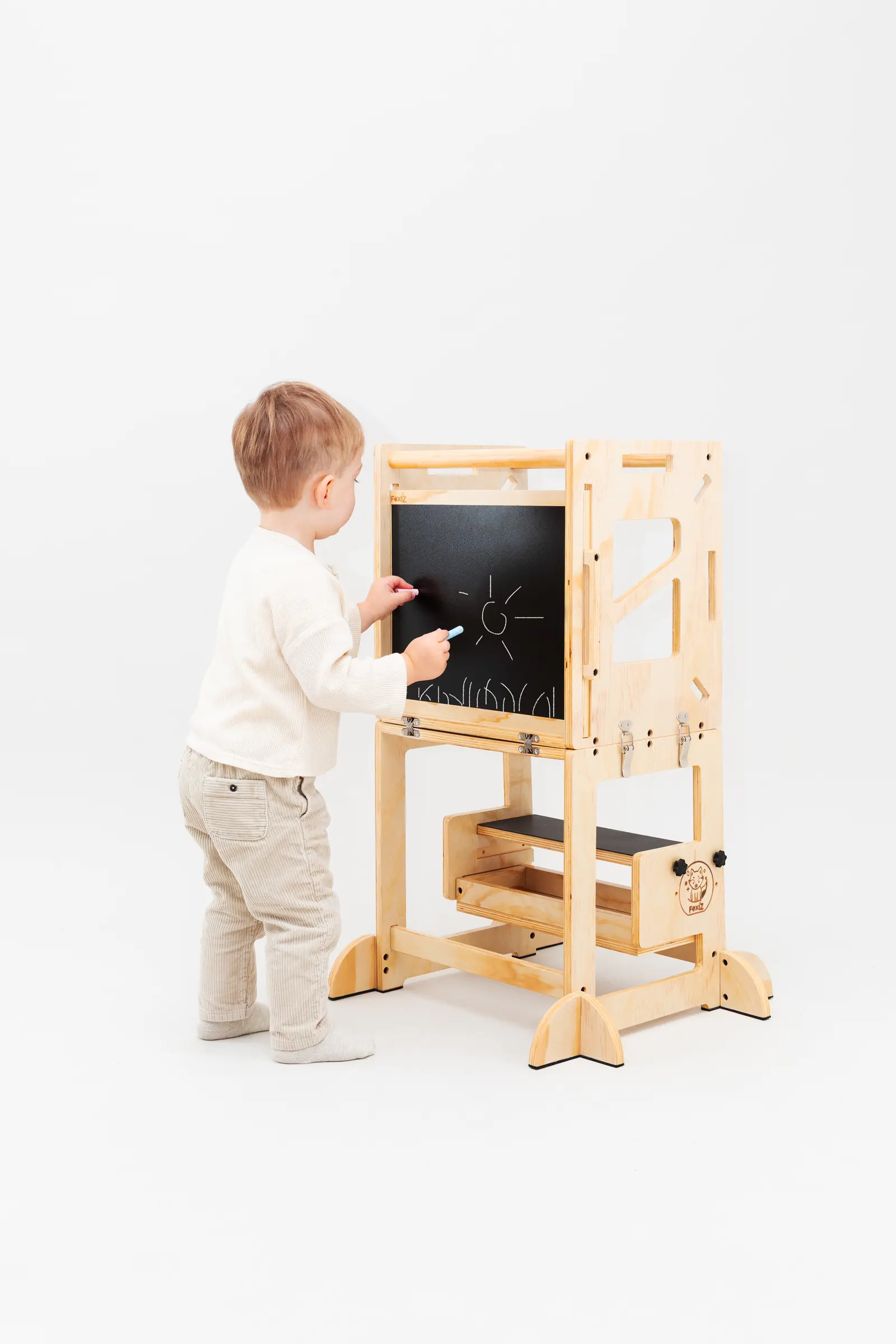 Enfant tour d'apprentissage avec tableau noir